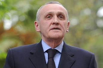 kovidinficirebuli-aleqsandre-anqvabi-xelovnuri-sunTqvis-aparatzea-mierTebuli