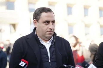 karantini-gamomiweres-amboben-rom-testis-miuxedavad-unda-iyo-saxlSi-Caketili-demonstraciulad-varRvev-am-uazro-SezRudvas---unda-daviwyoT-protesti-da-ar-davemorCiloT