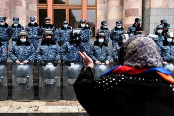 nikol-faSinianis-gadadgomis-moTxovniT-saprotesto-aqciaze-policiam-26-piri-daakava