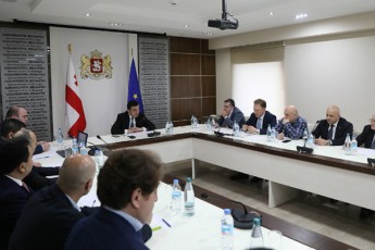 biznesi-mTavrobiT-kmayofili-darCa---premierma-damsaqmeblebs-xeli-gauwoda