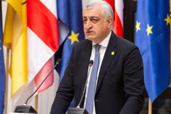 mamuka-xazaraZe-ocneba-ar-dadis-debatebze---vin-migviRebs-evrokavSirSi-Tu-erTmaneTs-televiziaSic-ar-vesaubrebiT
