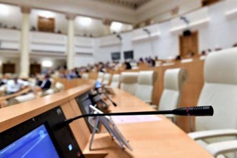 parlamentma-axal-premier-ministrsa-da-mTavrobis-axal-Semadgenlobas-ndoba-ori-kviris-vadaSi-unda-gamoucxados