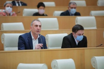 aleko-elisaSvili-mmarTvel-gunds-ras-akeTebT-Sedegi-ra-aris-saakaSvils-exmarebiT-xelisuflebaSi-dabrunebaSi-rom-mere-yvela-erTad-dagviWiros-da-ZvlebSi-dagvamtvrios