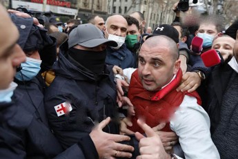 levan-xabeiSvili-policielebs-qurdebsa-da-kriminalebs-uwodebs-da-acxadebs-rom-karavi-mohpares