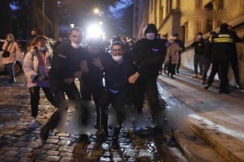 parlamentTan-dapirispireba-grZeldeba---policiam-lelos-wevrebi-saba-buaZe-da-irakli-kuprava-daakava