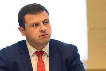 andria-gvidiani-saakaSvilze-es-klouni-nebismier-protestze-xelis-moTbobas-cdilobs