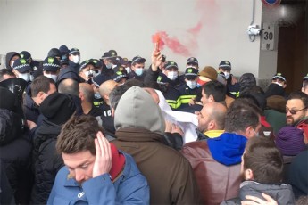 biZina-ivaniSvilis-rezidenciasTan-samoqalaqo-aqtivistebsa-da-policias-Soris-dapirispirebaa