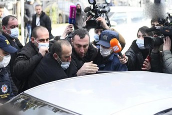 giorgi-SaqaraSvilis-saqmeze-3-piris-mimarT-ganaCenis-gamocxadebis-Semdeg-sasamarTlos-ezoSi-myofebsa-da-policias-Soris-dapirispireba-moxda