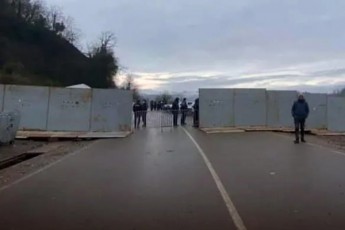 policiam-rionis-xeobaSi-gumaThesTan-rkinis-barikadebi-aRmarTa