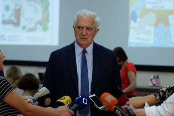 amiran-gamyreliZis-gancxadebiT-axalgazrdebSi-ufro-metad-ew-britanuli-Stami-fiqsirdeba-Tumca-is-mZime-formiT-ar-mimdinareobs