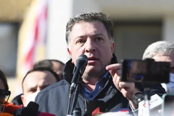 gigi-ugulava-me-mxars-vuWer-rom-opoziciam-xeli-moaweros-Sarl-miSelis-dokuments-oRond-parlamentis-boikoti-Sewydes-maSin-roca-nika-melia-datovebs-sapatimros