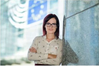 marketa-gregorova-unda-Sevaqo-qarTuli-ocneba-SeTanxmebis-xelmoweris-survilisTvis-da-daJinebiT-movuwodeb-erTian-nacionalur-moZraobas-konstruqciuloba-gamoiCinos