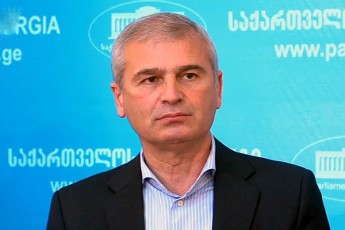irakli-qadagiSvili-roca-vambobT-sayovelTao-amnistias-es-unda-vrceldebodes-yvelaze---policielis-mxridan-ar-iqneboda-gadameteba-rom-ar-yofiliyo-momitingis-mxridanac-gadameteba