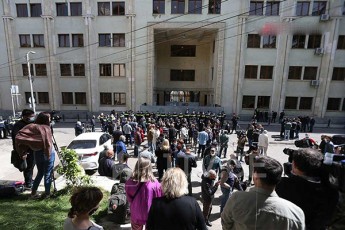 nacionaluri-moZraobis-warmomadgenlebi-opozicionerebs-parlamentTan-SeZaxilebiT-daxvdnen---monebo-yvelas-gimaxsovrebT