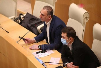 aleko-elisaSvili-guSin-gaognebuli-viyavi-kolegebs-romlebic-wina-dRes-parlamentSi-iyvnen-Turme-koronavirusi-ar-ainteresebT-da-jandacvis-ministris-mosmenaze-ar-movidnen