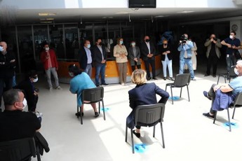 deputatebi-sinofarmis-vaqciniT-sajarod-icrebian
