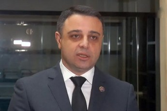 de-iure-mmarTveli-melia-eaxla-faraons-kriminal-saakaSvils---damakninebelia-rom-Cveni-qveynis-politikuri-partiis-xelmZRvaneloba-ucxo-qveynis-moqalaqesTan-direqtivebis-mosasmenad-Cadis
