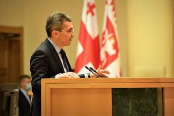 mamuka-mdinaraZe-giorgi-gaxarias-partia-cdilobs-qarTuli-ocnebis-xmebze-iparazitos