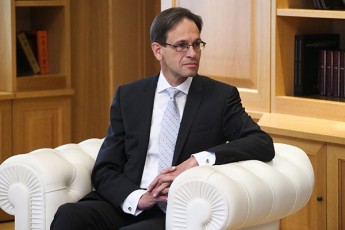 hubert-qnirSi-partiis-gadasawyvetia-xels-moawers-Tu-ara-miSelis-dokuments-magram-maSin-unda-Tqvan-ra-ukeTesi-gegma-aqvT-saqarTvelos-win-wasayvanad