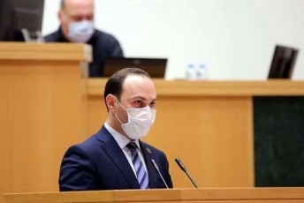anri-oxanaSvili-nacmoZraobaze-Seuracxmyofeli-epiTetebiT-moixseniebdnen-maT-vinc-parlamentSi-Sevida-da-axla-igives-akeTeben