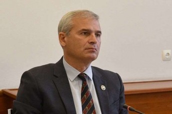 irakli-qadagiSvili-guSin-tribunidan-gvemuqrebodnen-TiTo-TiTos-gagiyvanTo-etyoba-gareT-troika-gvelodeboda-merabiSvilis-TamadobiT