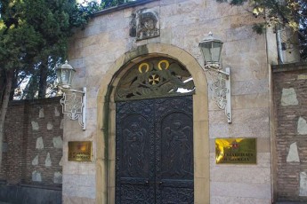sapatriarqoSi-sinodis-wevrebma-evrokavSiris-elCma-da-UNICEF-is-warmomadgenelma-ninowmindis-pansionis-sakiTxze-isaubres