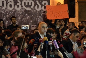 irakli-kobaxiZe-20-ivnisis-Rames-TvalTxaria-iyo-nikanor-melia-da-nacionaluri-moZraoba-romlebmac-daiwyes-Sturmi-parlamentze