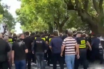 dapirispireba-baTumSi---policiam-aqciis-monawileebs-karvebi-ar-gaaSlevina--video