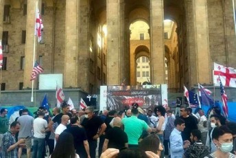 parlamentTan-aqcia-ara-okupantis-amnistias-imarTeba