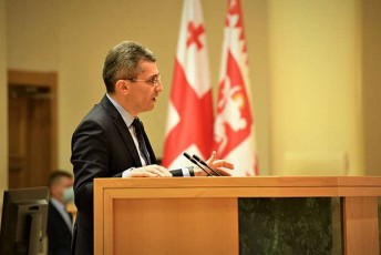 mamuka-mdinaraZe-nacmoZraobis-mTeli-politikuri-moRvaweoba-sinamdvileSi-rusul-saqmes-emsaxureba