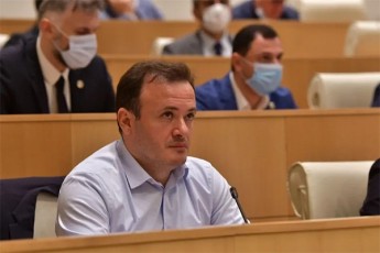 irakli-zarqua-baneri-gamofines-matyuara-kacebi-parlamentSio-da-Tavidan-megona-qalbatonma-samniZem-es-nacmoZraobas-mouwyo