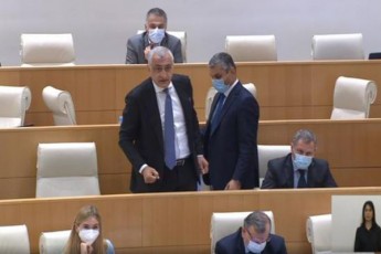 parlamentSi-gia-volski-mamuka-xazaraZe-da-badri-jafariZe-erTmaneTs-sityvierad-daupirispirdnen