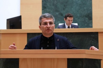 mamuka-mdinaraZe-nacmoZraobis-warmomadgenlebi-ratom-ver-ikavebT-Tavs-rom-am-darbazSi-sabWoTa-da-rusuli-himni-ar-gaaxmovanoT