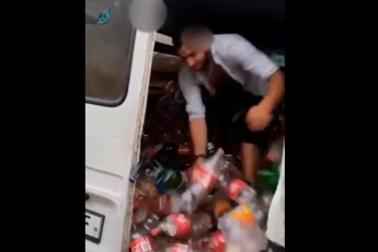 orma-kacma-mdinareSi-mTeli-marSrutka-plastmasis-boTlebi-specialurad-Cayara---vandalizmis-amsaxveli-kadrebi-saqarTveloSi-video