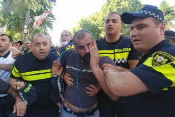 parlamentis-mimdebare-teritoriaze-Tbilisi-praidis-sawinaaRmdego-aqciis-monawileebi-mediis-warmomadgenlebs-fizikurad-gauswordnen