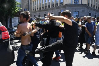 qaSueTis-eklesiasTan-sadac-sasuliero-pirebi-parakliss-aRavlendnen-praidis-mowinaaRmdegeebma-Jurnalisti-scemes