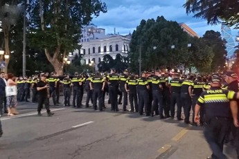 Tbilisi-praidis-mowinaaRmdegeebi-kvlav-cdiloben-parlamentTan-mimdinare-mdumare-aqciaze-SeiWran---adgilze-policiis-damatebiTi-Zalebi-miiyvanes