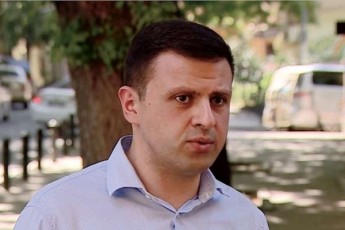 andria-gvidiani-imaze-amoraluri-da-farisevluri-araferia-roca-xedav-rogor-cdiloben-politikuri-cxovelebi-axlad-gaciebul-cxedrebze-xelis-moTbobas