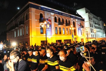 dRes-aqciaze-maTi-TanamSromlebis-da-partiis-wevrebis-garda-aravin-misula-da-amitomac-gadainacvla-saprotesto-aqciam-rusTavelis-gamziridan-qarTuli-ocnebis-ofisTan