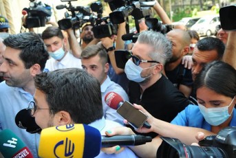 mediis-warmomadgenlebi-parlamentSi-Sesvlas-cdiloben-ris-saSualebasac-policia-ar-aZlevs