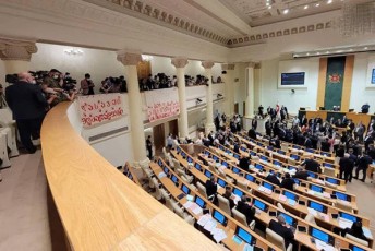 irakli-zarqua-parlamentis-sxdomaTa-darbazis-aivanze-ganTavsebul-medias-aivnidan-gadafenili-banerebis-Camoxsnas-sTxovs