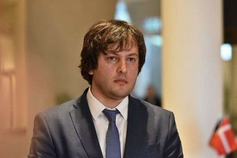 irakli-kobaxiZe-rodesac-gareT-ver-axerxeb-1000-kacis-Sekrebas-advilia-parlamentSi-50-Sekribo