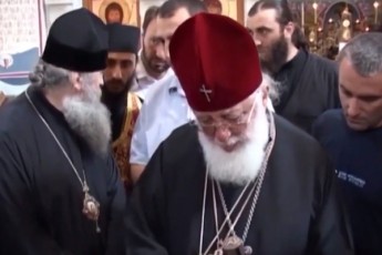 patriarqis-cremlebi-da-emociuri-kadrebi-TviTonac-gaixada-samosi-daWrilebisTvis--video