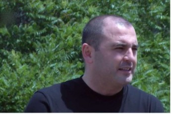 ra-miviReT-dedaqalaqSi-4-miliardis-da-mogiyvebiT-ra-miiRo-kalaZem-disertacias-davicav---arCevani-gvaqvs-Zalian-martivi---adnaklasnikebsa-da-feisbuqs-moskviCsa-da-mersedess-Soris