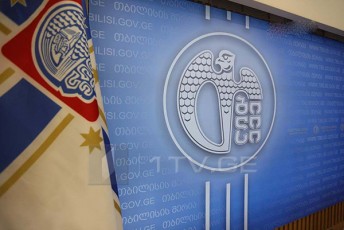 Tbilisis-meria-vrceldeba-informacia-rom-dedaqalaqSi-moqalaqeTa-jgufma-TviTneburad-gaakra-plakatebi-rac-ukanono-qmedebaa-plakatebs-Camoxsnis-Tbilservis-jgufi