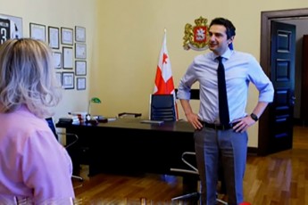 kaxa-kuWava-evrokavSiris-droSa-ar-aris-ubralod-droSa-romelic-ama-Tu-im-Senobis-win-aris-aRmarTuli-es-aris-konstituciiT-gansazRvruli-qarTveli-xalxis-arCevani