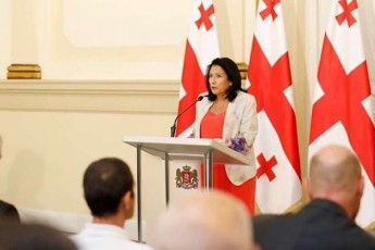 salome-zurabiSvili-garedan-komfortSi-myofi-viTom-politikosi-bedavs-da-cils-swamebs-medicinis-samyaros-Tavdadebul-pirebs-romlebic-emsaxurebian-xalxs-da-maTi-sicocxlis-gadarCenas