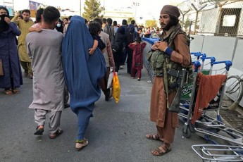 media---qabulis-aeroportSi-sul-mcire-5-adamiani-daiRupa