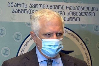amiran-gamyreliZe-movuwodeb-TiToeuli-skolis-pedagogsa-da-administraciul-personals-swavlis-dawyebas-orjeradad-acrili-SevxvdeT