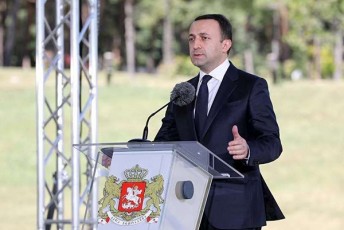 irakli-RaribaSvili-300-mde-devnil-ojaxs-farTebi-simbolur-fasad-gadaecema